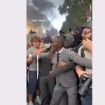 Alcalde francés protege con su cuerpo a estudiantes durante protestas ,Captura de video