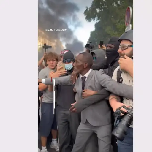 Alcalde francés protege con su cuerpo a estudiantes durante protestas ,Captura de video