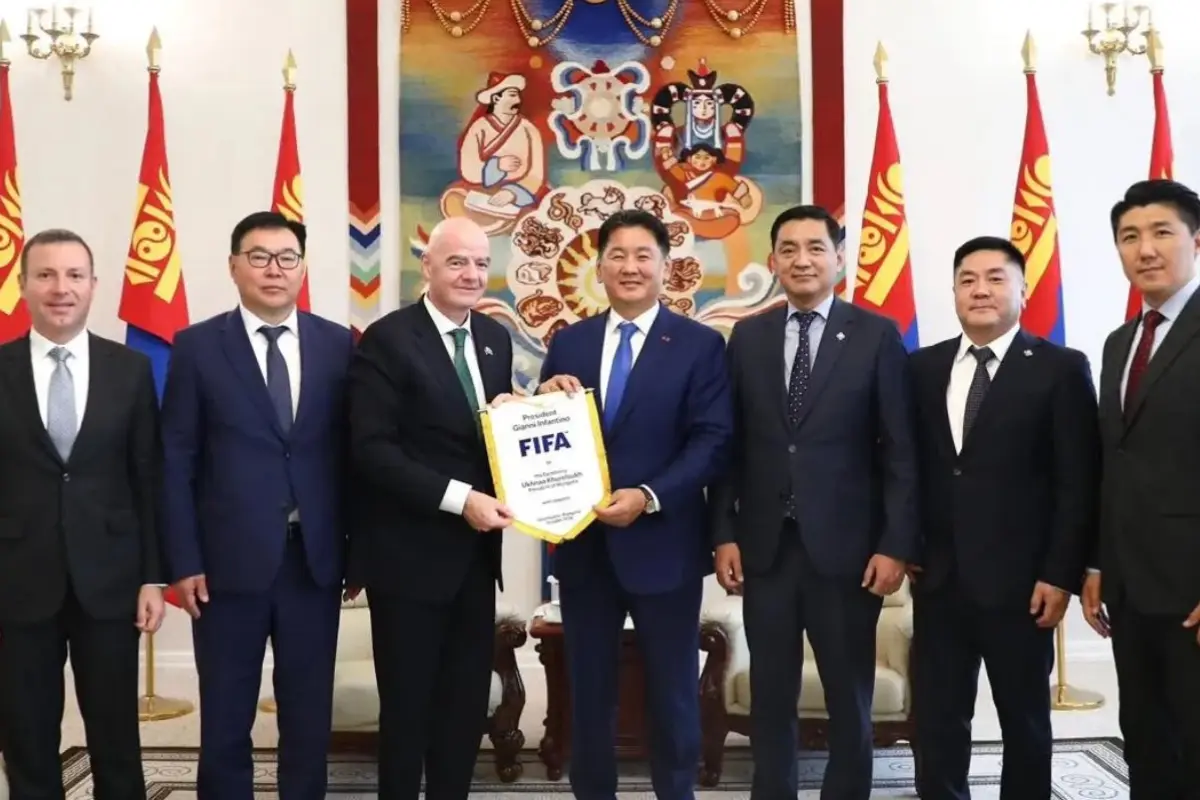 Gianni Infantino junto a las principales autoridades de Mongolia - FIFA