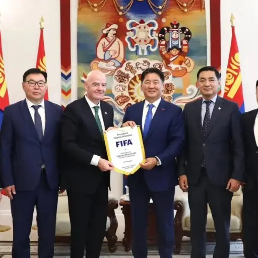 Gianni Infantino junto a las principales autoridades de Mongolia - FIFA