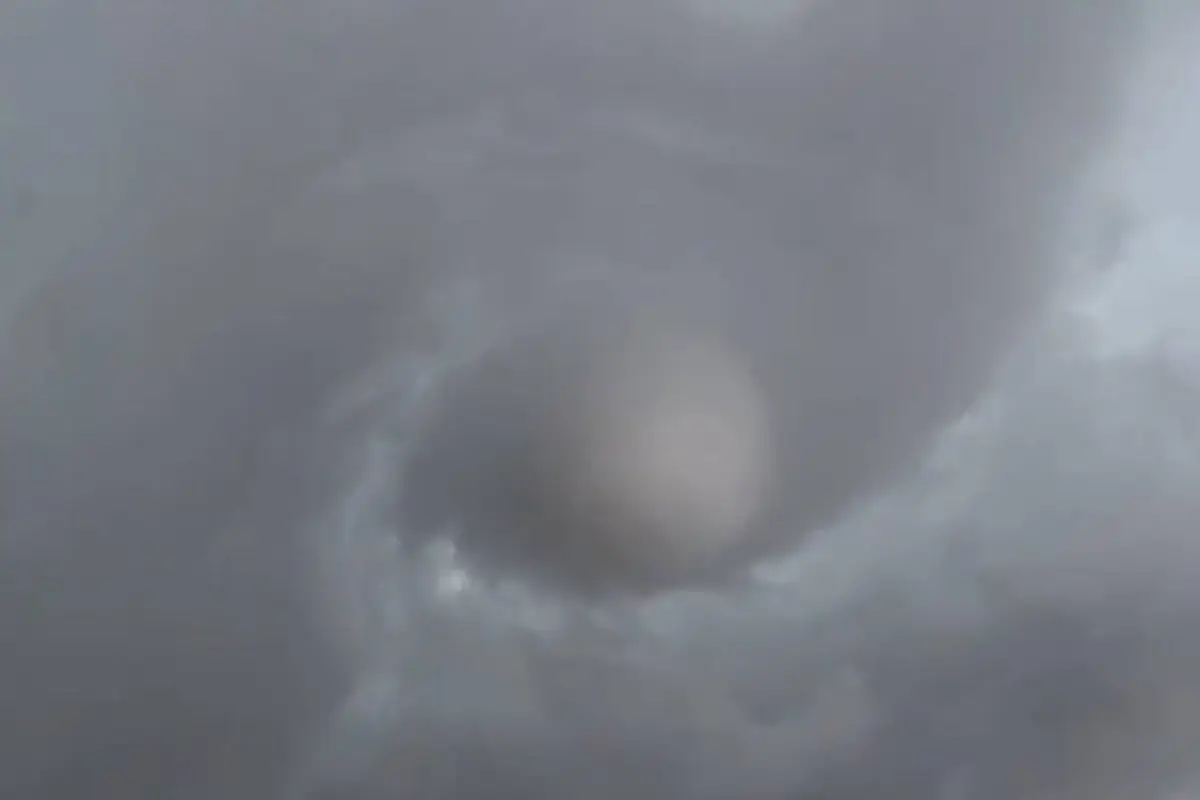 Videos captan aterradora formación de nubes en forma de embudo antes de tormenta con granizo en Paraguay., Captura de pantalla video de X.