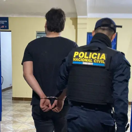El detenido fue capturado cuando intentaba escapar, indicaron en el comunicado oficial. ,PNC de Guatemala.