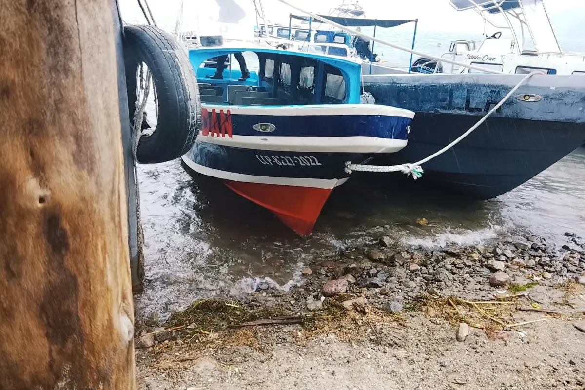 Embarcación estuvo a punto de incendiarse en el Lago de Atitlán., Ejército de Guatemala.