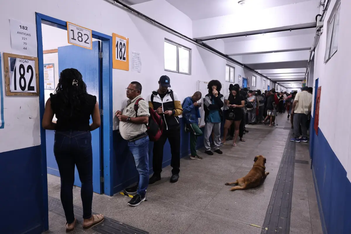 RÍO DE JANEIRO (BRASIL), 04/10/2026, - Votantes este domingo en el colegio Ayrton Senna da Silva, cerca de la favela de Rocinha, en Río de Janeiro (Brasil)