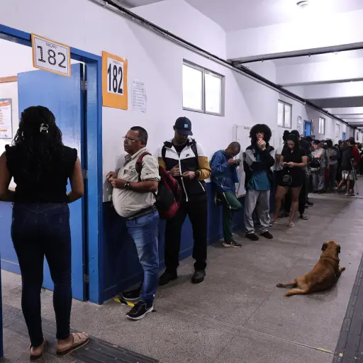 RÍO DE JANEIRO (BRASIL), 04/10/2026 ,- Votantes este domingo en el colegio Ayrton Senna da Silva, cerca de la favela de Rocinha, en Río de Janeiro (Brasil)
