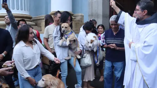 El padre Fray Isidoro Mejía Hernández impartió la bendición a los feligreses y sus mascotas.  ,Alex Meoño 