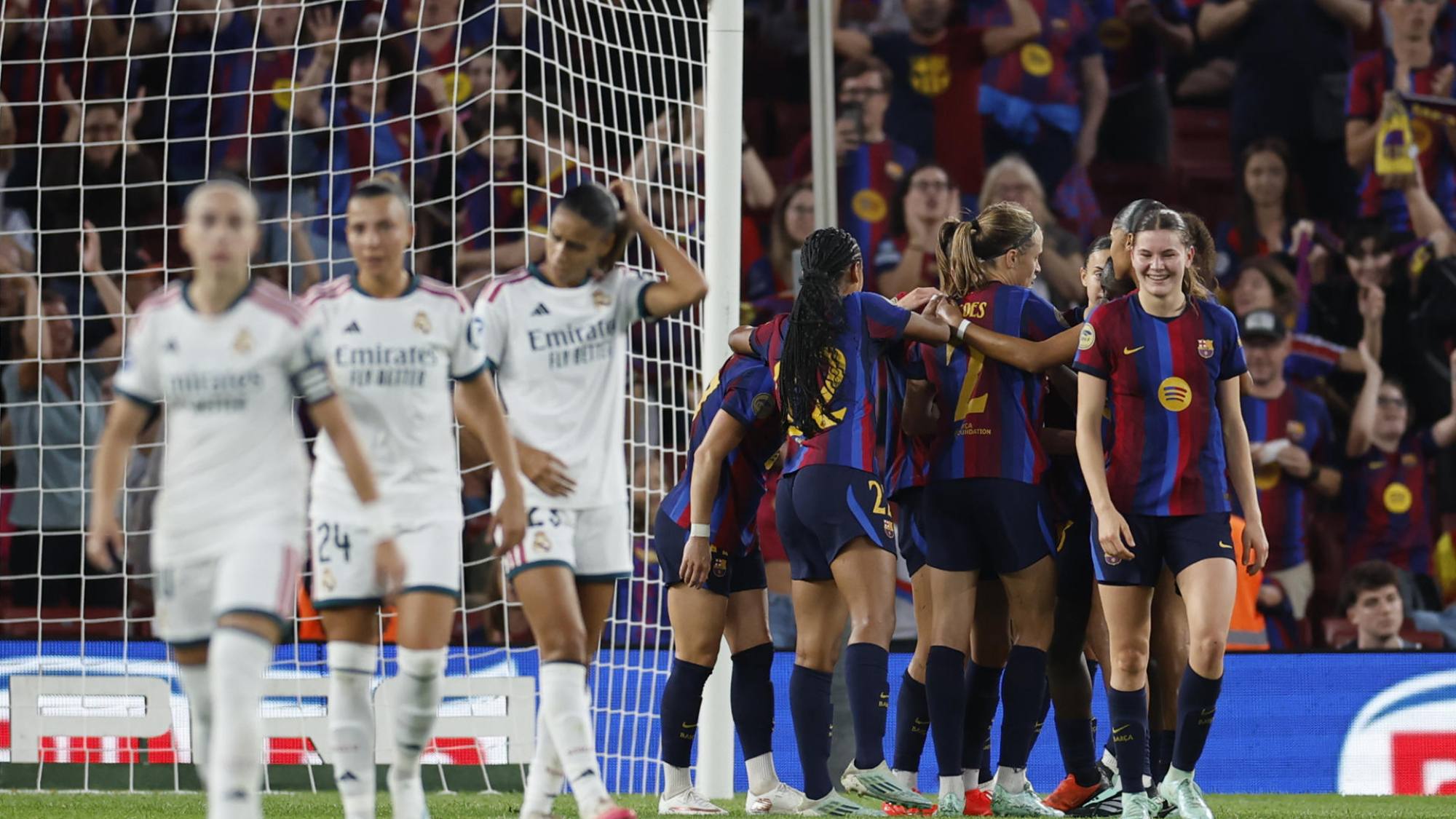 Barcelona golea 7-0 al Real Madrid en el Clásico femenino con récord de asistencia