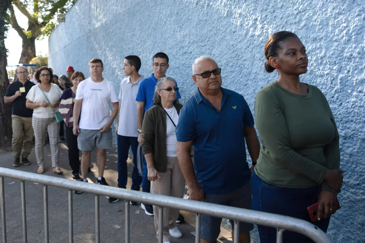 Personas hacen fila para votar en la Escuela Estatal João Firmino Correia de Araújo durante la primera vuelta de las elecciones a la Presidencia de Brasil este domingo, en Sao Bernardo Do Campo (Brasil), EFE/Isaac Fontana