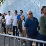 Personas hacen fila para votar en la Escuela Estatal João Firmino Correia de Araújo durante la primera vuelta de las elecciones a la Presidencia de Brasil este domingo, en Sao Bernardo Do Campo (Brasil) , EFE/Isaac Fontana

