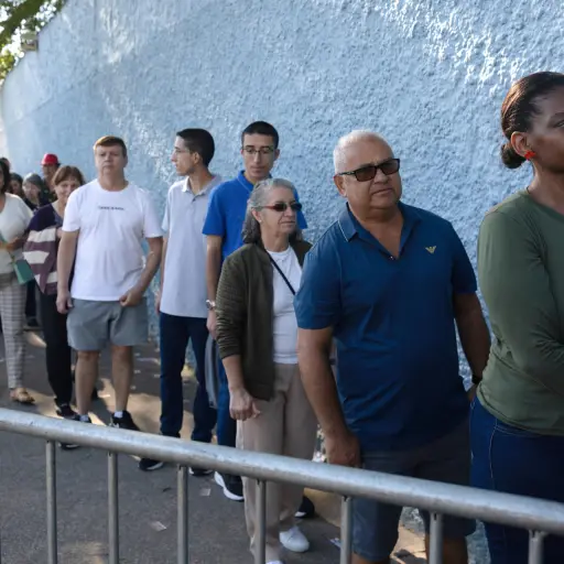 Personas hacen fila para votar en la Escuela Estatal João Firmino Correia de Araújo durante la primera vuelta de las elecciones a la Presidencia de Brasil este domingo, en Sao Bernardo Do Campo (Brasil) , EFE/Isaac Fontana