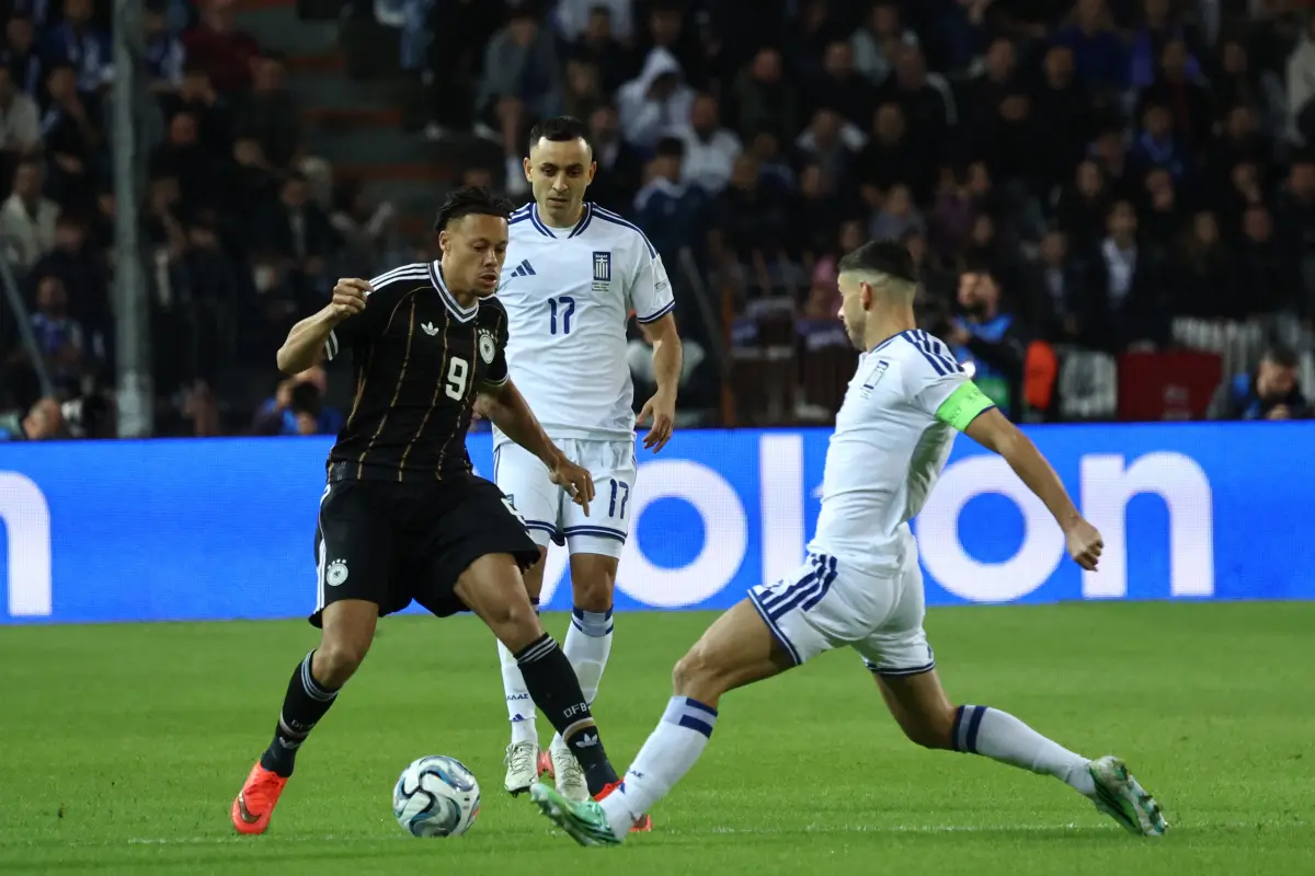 Acción de juego entre Grecia y Alemania por Nations League 