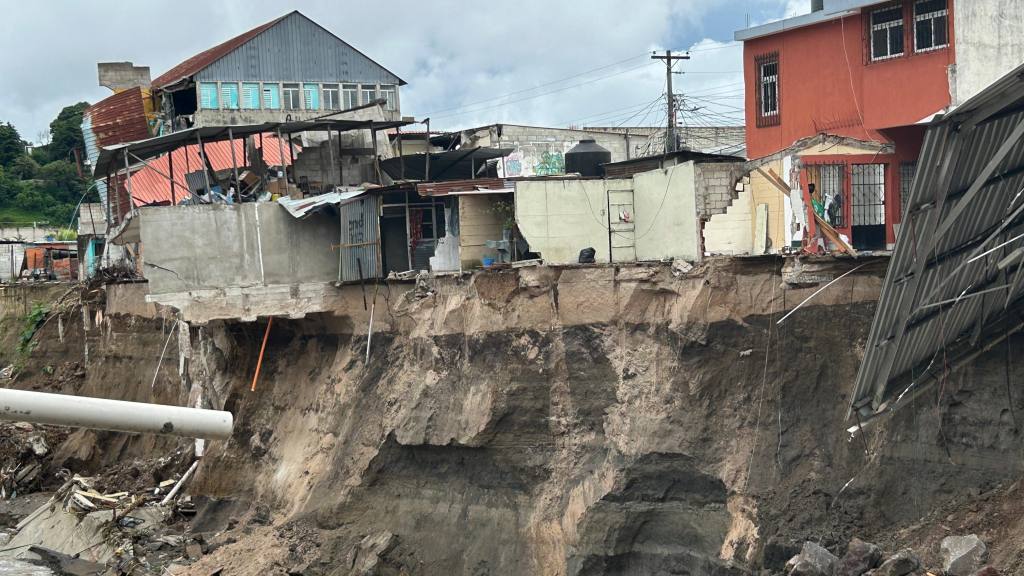 Video capta nuevo derrumbe causado por el río Pinula  | Omar Solís