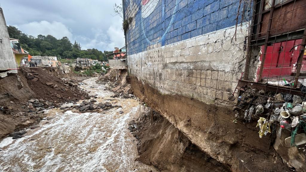 Video capta nuevo derrumbe causado por el río Pinula  | Omar Solís