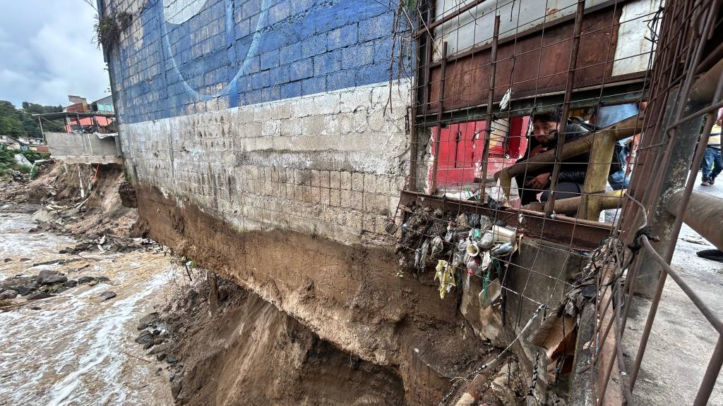 Video capta nuevo derrumbe causado por el río Pinula  | Omar Solís
