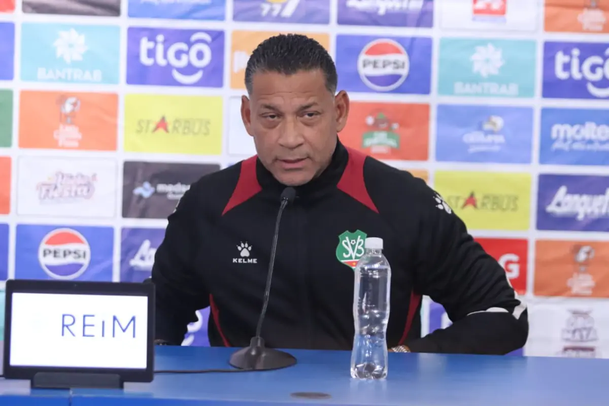 Henk Fraser, técnico de la Selección de Surinam 