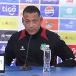 Henk Fraser, técnico de Surinam, ve a Guatemala como un equipo bien organizadot