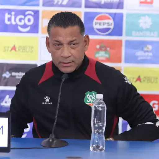 Henk Fraser, técnico de la Selección de Surinam 