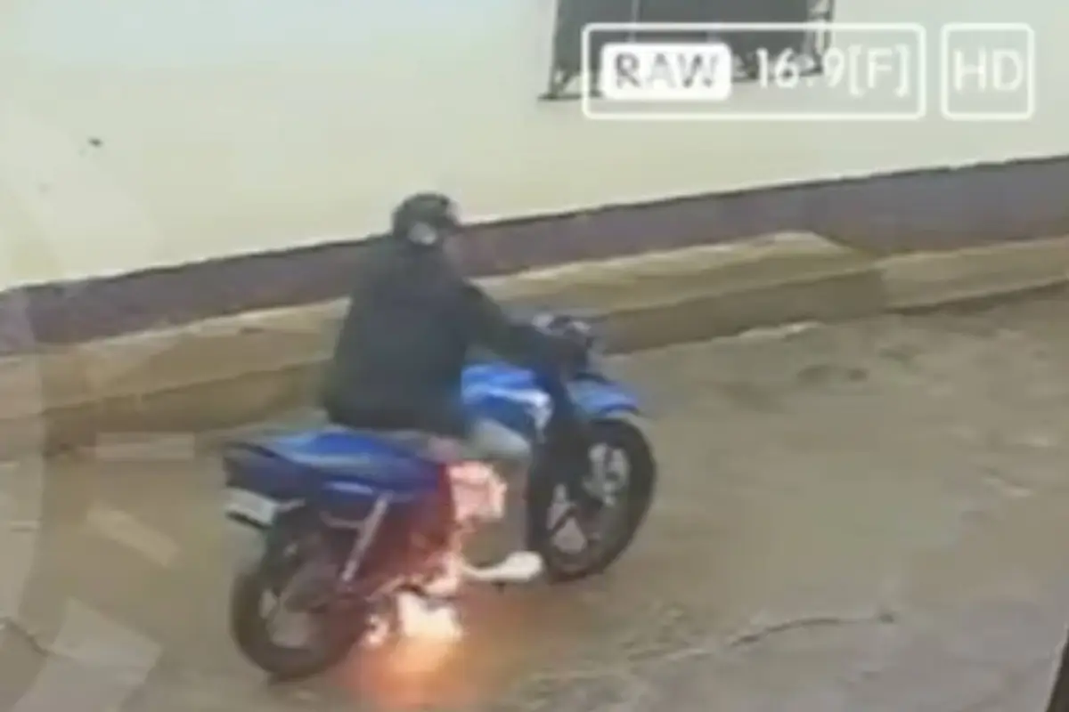 Motocicleta se incendia en plena calle., Captura de pantalla video de X.