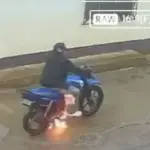 Motocicleta se incendia en plena calle. ,Captura de pantalla video de X.