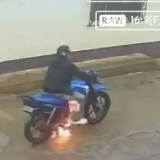 Motocicleta se incendia en plena calle. ,Captura de pantalla video de X.