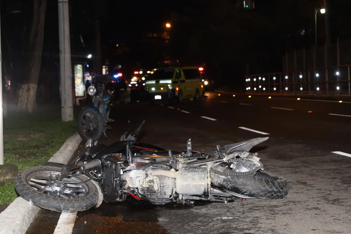 Área donde ocurrió el accidente donde murieron dos motoristas en zona 15., Bomberos Municipales