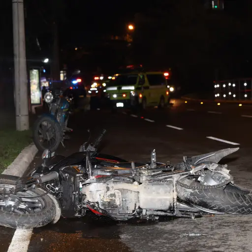 Área donde ocurrió el accidente donde murieron dos motoristas en zona 15. ,Bomberos Municipales