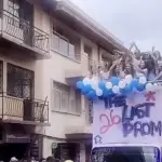 Video muestra el instante en que una celebración estudiantil termina en un grave accidente. ,Captura de pantalla video de X.