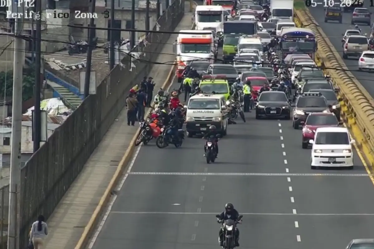 El accidente obligo al cierre del paso vehicular en el puente El Incienso. , Foto PMT