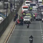 El accidente obligo al cierre del paso vehicular en el puente El Incienso.  ,Foto PMT