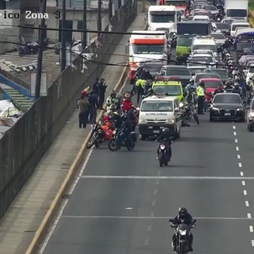 El accidente obligo al cierre del paso vehicular en el puente El Incienso.  ,Foto PMT