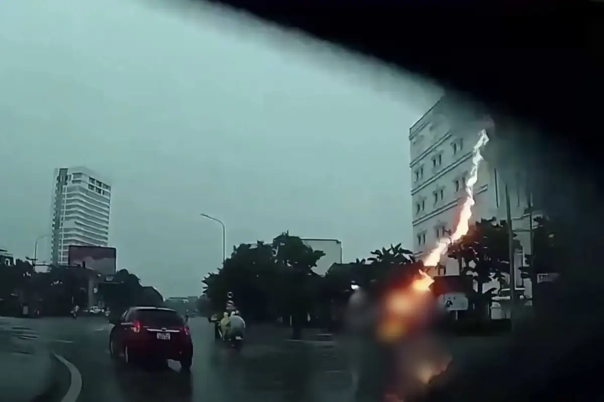 Rayo alcanza a una motorista en Vietnam. , Captura de pantalla video de Facebook.