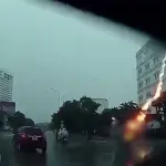 Rayo alcanza a una motorista en Vietnam.  ,Captura de pantalla video de Facebook.