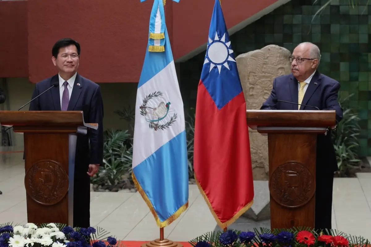 El ministro de Relaciones Exteriores de Guatemala, Carlos Martínez (d), habla en una declaración conjunta con el ministro de Relaciones Exteriores de Taiwán, Lin Chia-Lung, este jueves en Ciudad de Guatemala (Guatemala),  EFE/ STR

