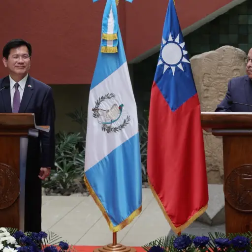 El ministro de Relaciones Exteriores de Guatemala, Carlos Martínez (d), habla en una declaración conjunta con el ministro de Relaciones Exteriores de Taiwán, Lin Chia-Lung, este jueves en Ciudad de Guatemala (Guatemala) , EFE/ STR