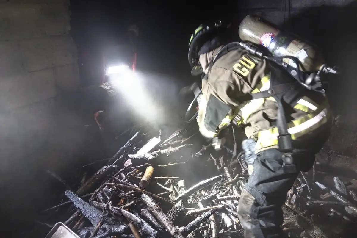 El incendio dejó daños materiales en la vivienda en San Bartolomé Milpas Altas., Bomberos Voluntarios