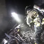 El incendio dejó daños materiales en la vivienda en San Bartolomé Milpas Altas. ,Bomberos Voluntarios