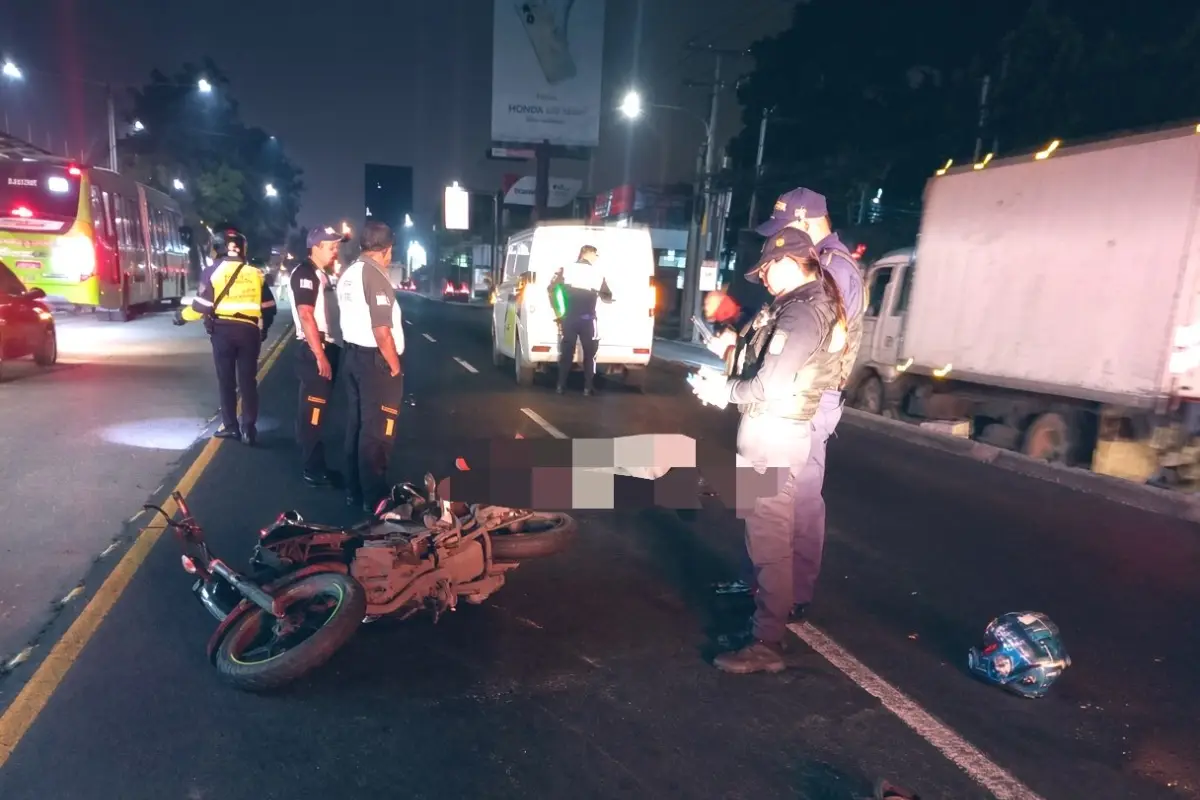 Un motorista falleció tras un hecho vial en la calzada Aguilar Batres., PMT capitalina/Montejo