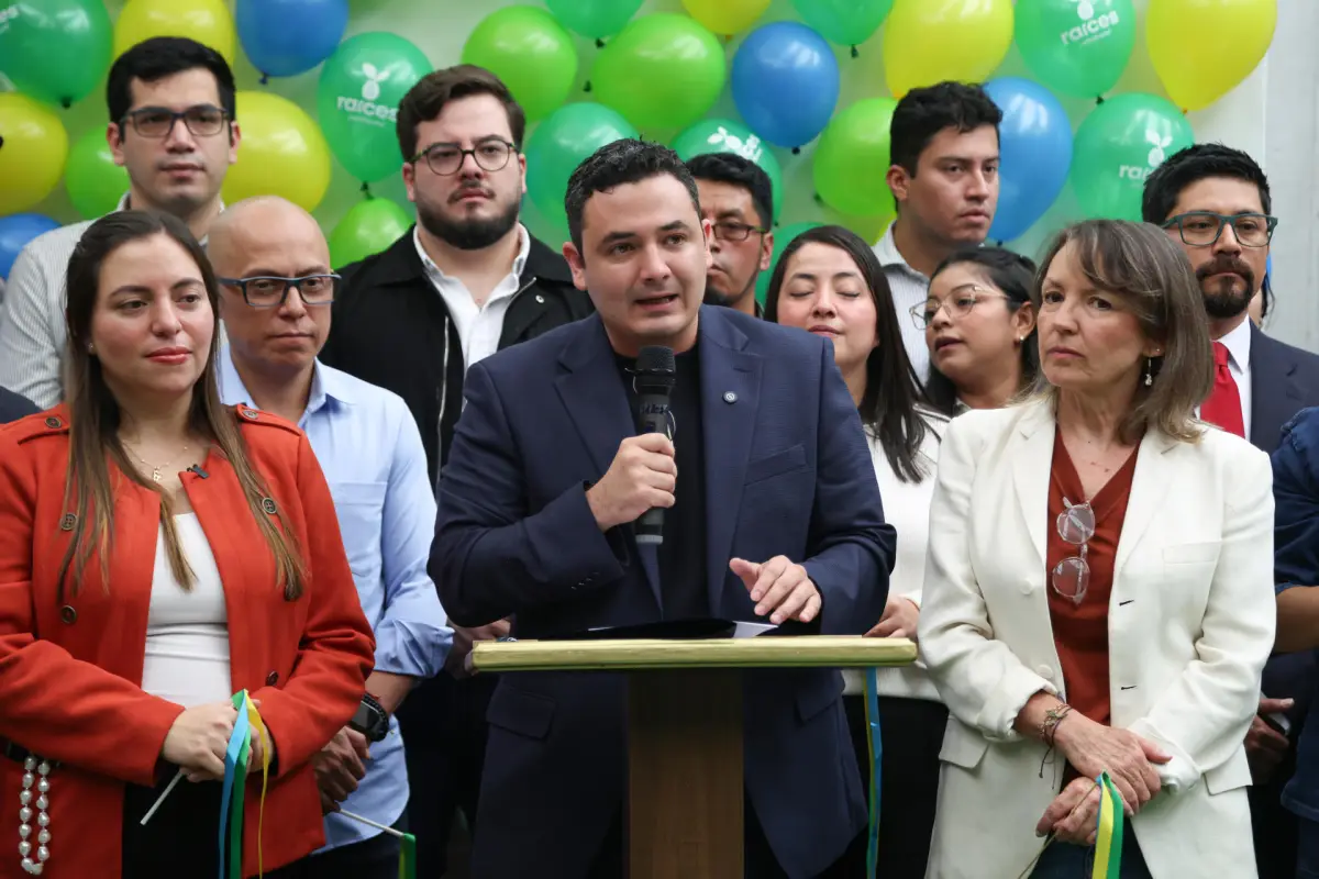 El diputado al Congreso de la República y líder del partido político Raíces, Samuel Pérez (c), habla durante una rueda de prensa el 28 de septiembre de 2026 en Ciudad de Guatemala., EFE