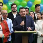 El diputado al Congreso de la República y líder del partido político Raíces, Samuel Pérez (c), habla durante una rueda de prensa el 28 de septiembre de 2026 en Ciudad de Guatemala. ,EFE