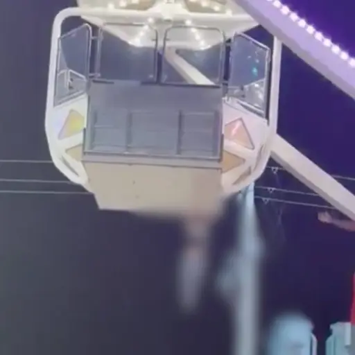 Niño queda colgado de la rueda de la fortuna en la Feria de Torreón, México. ,Captura de pantalla video de X.