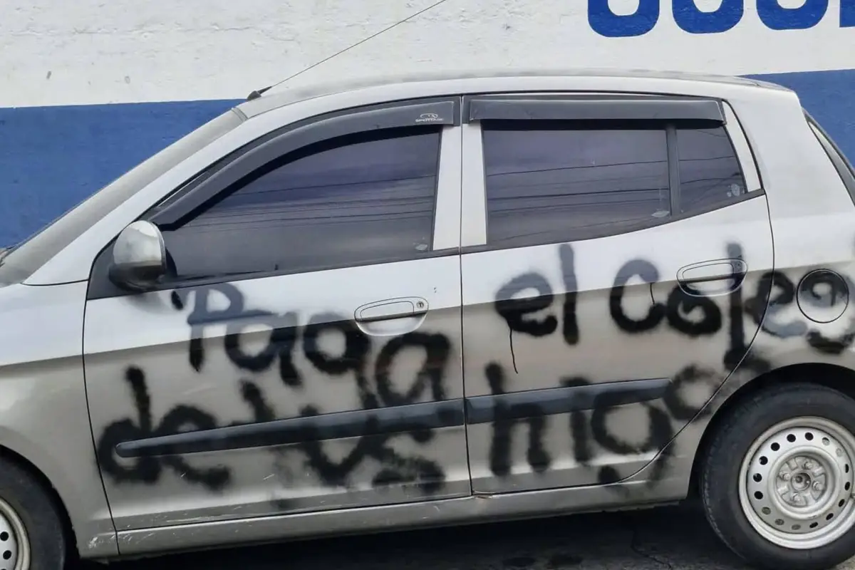 Mujer hace pintas con aerosol a vehículo que sería de su expareja en Santa Lucía Cotzumalguapa., Captura de pantalla video de X.