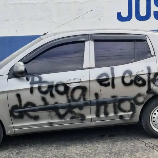 Mujer hace pintas con aerosol a vehículo que sería de su expareja en Santa Lucía Cotzumalguapa. ,Captura de pantalla video de X.