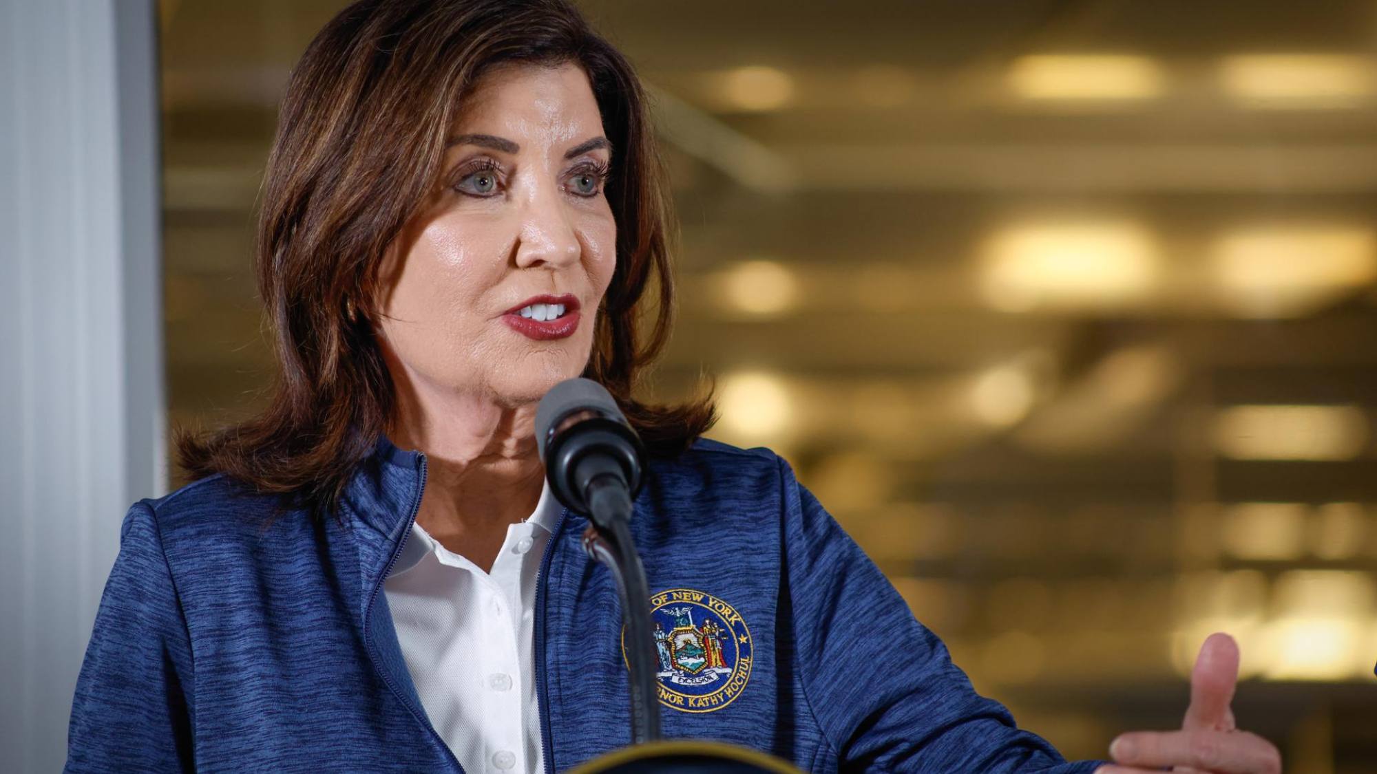 Kathy Hochul reitera críticas a investigación de violación en Cornell