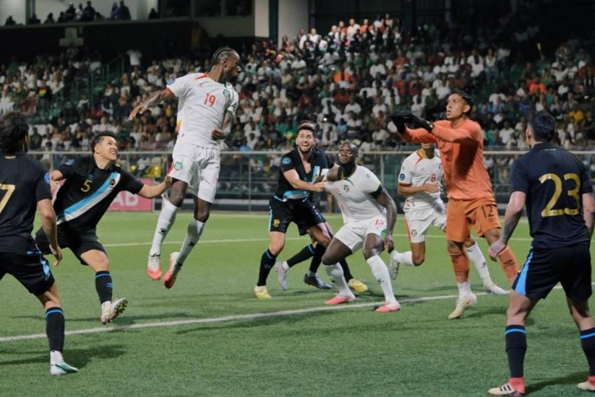Photo: emisorasunidas.com Guatemala goalkeeper Kenderson Navarro saves crucial point for Suriname in Nations League draw