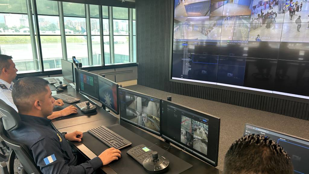 Centro de Monitoreo del Aeropuerto Internacional La Aurora | Omar Solís/EU