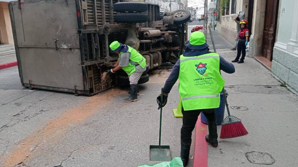 Camión queda volcado cerca del Palacio Nacional de la Cultura | Policia MT
