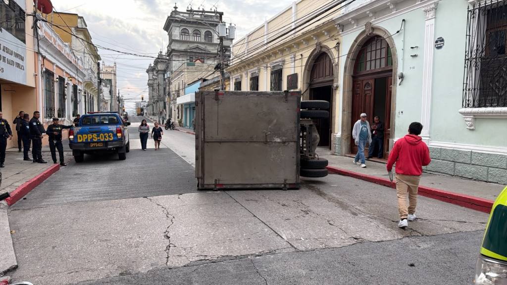 Camión queda volcado cerca del Palacio Nacional de la Cultura | Policia MT