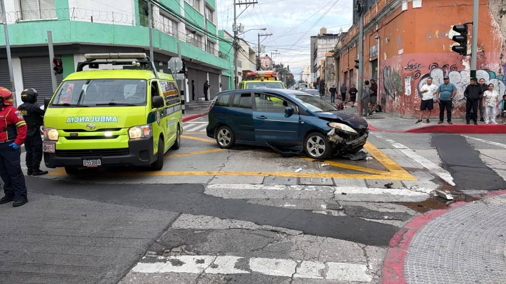 Camión queda volcado cerca del Palacio Nacional de la Cultura | Policia MT