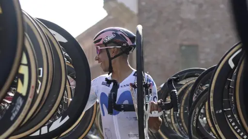 VIDEO. El pelotón se rinde ante Nairo Quintana en su última carrera