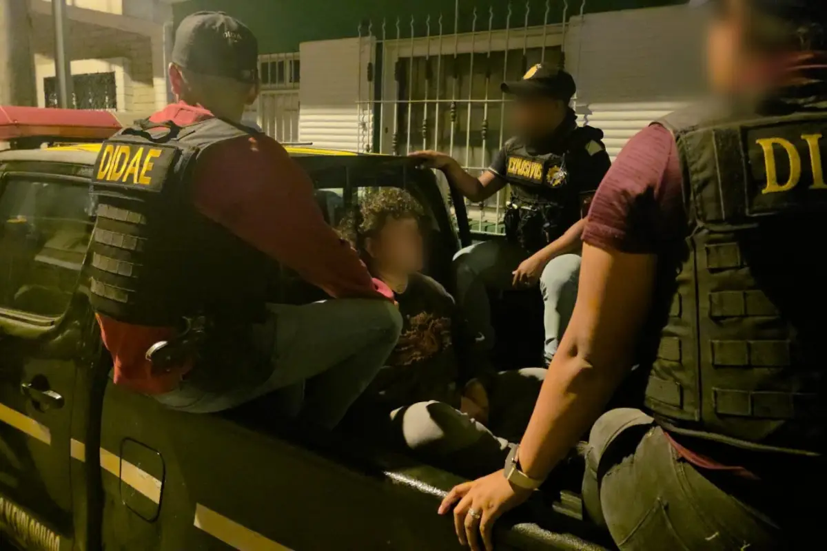 En otro operativo en la zona 2, la PNC detuvo a un presunto pandillero apodado "Oso Polar"., PNC de Guatemala.